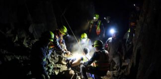 Rescatan con vida al primer trabajador de la mina colapsada Santa Fe en Sinaloa Rescatan con vida al primer trabajador de la mina colapsada Santa Fe en Sinaloa