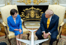 Trump hace una broma sobre Pearl Harbor ante la premier japonesa, Sanae Takaichi Trump hace una broma sobre Pearl Harbor ante la premier japonesa, Sanae Takaichi