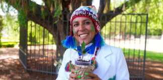 Activista se casa con un árbol en Madrid; llama a proteger el Amazonas peruano y el planeta Activista se casa con un árbol en Madrid; llama a proteger el Amazonas peruano y el planeta