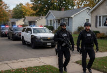 Agentes de ICE ajusta su estrategia y ya no entrarán a viviendas sin orden judicial Agentes de ICE ajusta su estrategia y ya no entrarán a viviendas sin orden judicial