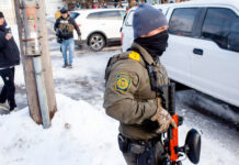 Agentes federales irrumpieron en casas sin una orden judicial válida; ahora son demandados Agentes federales irrumpieron en casas sin una orden judicial válida; ahora son demandados