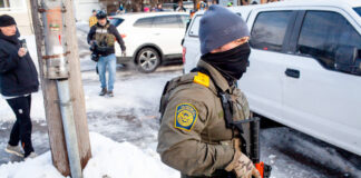 Agentes federales irrumpieron en casas sin una orden judicial válida; ahora son demandados Agentes federales irrumpieron en casas sin una orden judicial válida; ahora son demandados