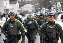 Republicanos aplauden la detención de inmigrantes, hasta que ICE llega a sus patios Republicanos aplauden la detención de inmigrantes, hasta que ICE llega a sus patios