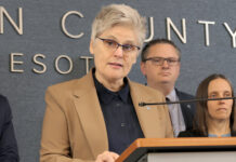 Primer agente del ICE acusado de agresión por amenazar a personas con un arma en Minnesota Primer agente del ICE acusado de agresión por amenazar a personas con un arma en Minnesota