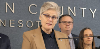 Primer agente del ICE acusado de agresión por amenazar a personas con un arma en Minnesota Primer agente del ICE acusado de agresión por amenazar a personas con un arma en Minnesota