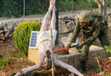 Ejército de Israel investiga el caso de un soldado golpeando una estatua de Jesús Ejército de Israel investiga el caso de un soldado golpeando una estatua de Jesús
