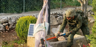 Ejército de Israel investiga el caso de un soldado golpeando una estatua de Jesús Ejército de Israel investiga el caso de un soldado golpeando una estatua de Jesús