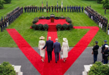 Trump nalguea a Melania durante recepción a los reyes británicos Carlos III y Camila Trump nalguea a Melania durante recepción a los reyes británicos Carlos III y Camila