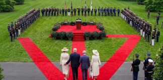 Trump nalguea a Melania durante recepción a los reyes británicos Carlos III y Camila Trump nalguea a Melania durante recepción a los reyes británicos Carlos III y Camila