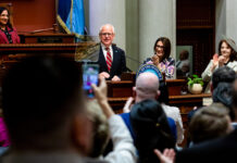 Tim Walz elogia la compasión de los habitantes de Minnesota durante la tragedia Tim Walz elogia la compasión de los habitantes de Minnesota durante la tragedia