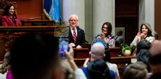 Tim Walz elogia la compasión de los habitantes de Minnesota durante la tragedia Tim Walz elogia la compasión de los habitantes de Minnesota durante la tragedia