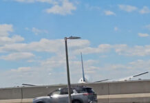 Avión de United Airlines choca con poste y camión en Nueva Jersey; aterriza sin heridos Avión de United Airlines choca con poste y camión en Nueva Jersey; aterriza sin heridos