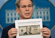 El Secretario del Tesoro presenta el boceto del billete de 250 dólares con el rostro de Trump El Secretario del Tesoro presenta el boceto del billete de 250 dólares con el rostro de Trump