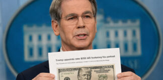 El Secretario del Tesoro presenta el boceto del billete de 250 dólares con el rostro de Trump El Secretario del Tesoro presenta el boceto del billete de 250 dólares con el rostro de Trump