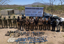 Marina de México detiene a 13 integrantes de “Los Chapitos” en Sinaloa, con armas y explosivos Marina de México detiene a 13 integrantes de "Los Chapitos" en Sinaloa, con armas y explosivos