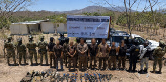 Marina de México detiene a 13 integrantes de “Los Chapitos” en Sinaloa, con armas y explosivos Marina de México detiene a 13 integrantes de "Los Chapitos" en Sinaloa, con armas y explosivos