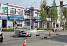 Tras chocar con un vehículo, una motocicleta quedó colgada del semáforo en Columbia Británica Tras chocar con un vehículo, una motocicleta quedó colgada del semáforo en Columbia Británica