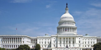 Estados demócratas contraatacan mientras Trump retiene fondos aprobados por el Congreso Estados demócratas contraatacan mientras Trump retiene fondos aprobados por el Congreso