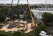 Construyen arena de lucha en la Casa Blanca para peleas de la UFC por el cumpleaños de Trump Construyen arena de lucha en la Casa Blanca para peleas de la UFC por el cumpleaños de Trump