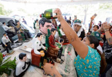 … y mientras tanto, la banda retumba en honor a Malverde, santo de los narcos ... y mientras tanto, la banda retumba en honor a Malverde, santo de los narcos