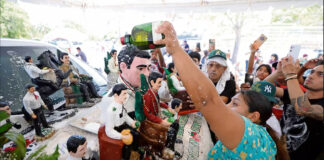 … y mientras tanto, la banda retumba en honor a Malverde, santo de los narcos ... y mientras tanto, la banda retumba en honor a Malverde, santo de los narcos