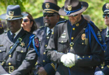 Familiares y amigos rinden homenaje a los agentes de policía de Illinois caídos en combate Familiares y amigos rinden homenaje a los agentes de policía de Illinois caídos en combate
