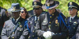 Familiares y amigos rinden homenaje a los agentes de policía de Illinois caídos en combate Familiares y amigos rinden homenaje a los agentes de policía de Illinois caídos en combate