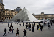 Nuevo video del robo del 2025 en el Louvre; los ladrones actuaron frente a la mirada de los guardias Nuevo material del robo en el Louvre; ladrones actuaron frente a la mirada impotente de los guardias