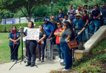 Texas retiró licencias a camioneros migrantes que ahora pierden sus ingresos y resienten la traición Texas retiró licencias a camioneros migrantes que ahora pierden sus ingresos y resienten la traición