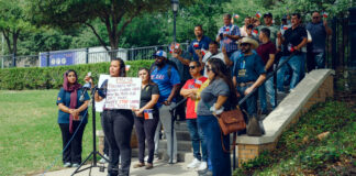 Texas retiró licencias a camioneros migrantes que ahora pierden sus ingresos y resienten la traición Texas retiró licencias a camioneros migrantes que ahora pierden sus ingresos y resienten la traición