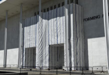 Ocultan la fachada del Kennedy Center tras retirarse el nombre de Trump Ocultan la fachada del Kennedy Center tras retirarse el nombre de Trump