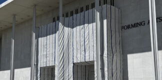 Ocultan la fachada del Kennedy Center tras retirarse el nombre de Trump Ocultan la fachada del Kennedy Center tras retirarse el nombre de Trump
