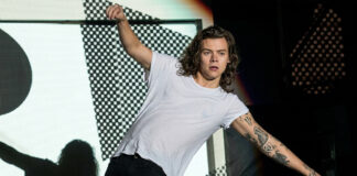 Harry Styles preocupa a sus fans tras caer en el escenario durante concierto en Londres Harry Styles preocupa a sus fans tras caer en el escenario durante concierto en Londres