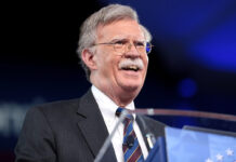 Ex asesor de Trump se declara culpable de retener información clasificada Ex asesor de Trump se declara culpable de retener información clasificada