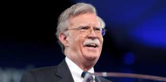 Ex asesor de Trump se declara culpable de retener información clasificada Ex asesor de Trump se declara culpable de retener información clasificada