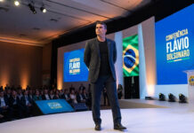 Flávio Bolsonaro promete militares en la frontera, castración química y megacárceles Flávio Bolsonaro promete militares en la frontera, castración química y megacárceles