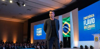 Flávio Bolsonaro promete militares en la frontera, castración química y megacárceles Flávio Bolsonaro promete militares en la frontera, castración química y megacárceles