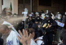 Agentes migratorios hicieron uso indebido de armas cientos de veces durante las protestas Agentes migratorios hicieron uso indebido de armas cientos de veces durante las protestas