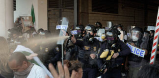 Agentes migratorios hicieron uso indebido de armas cientos de veces durante las protestas Agentes migratorios hicieron uso indebido de armas cientos de veces durante las protestas