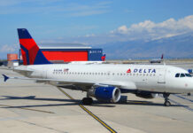 Avión de Delta Air Lines es impactado por un fuego artificial al aterrizar en Chicago Avión de Delta Air Lines es impactado por un fuego artificial al aterrizar en Chicago