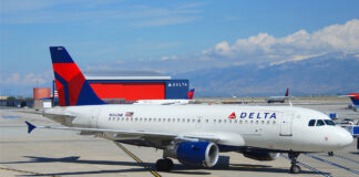 Avión de Delta Air Lines es impactado por un fuego artificial al aterrizar en Chicago Avión de Delta Air Lines es impactado por un fuego artificial al aterrizar en Chicago