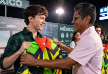 Jorge Campos se luce con regalo para Tom Holland, el protagonista de Spider-Man Jorge Campos se luce con regalo para Tom Holland, el protagonista de Spider-Man