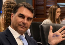Denuncian a Flávio Bolsonaro por campaña de desinformación sobre urnas electrónicas Denuncian a Flávio Bolsonaro por campaña de desinformación sobre urnas electrónicas