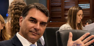 Denuncian a Flávio Bolsonaro por campaña de desinformación sobre urnas electrónicas Denuncian a Flávio Bolsonaro por campaña de desinformación sobre urnas electrónicas
