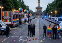 Auto atropella a multitud en desfile del orgullo LGBTQ+ de Berlín, en Alemania Auto atropella a multitud en desfile del orgullo LGBTQ+ de Berlín, en Alemania