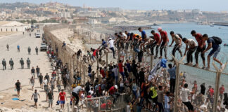 Miles de jóvenes saltan vallas de protección y cruzan frontera entre España y Marruecos Miles de jóvenes saltan vallas de protección y cruzan frontera entre España y Marruecos