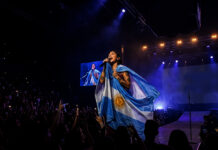 “Nosotros sí tenemos educación”, dicen fans españoles a María Becerra en Barcelona "Nosotros sí tenemos educación", dicen fans españoles a María Becerra al ondear bandera argentina