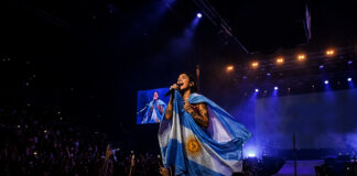 “Nosotros sí tenemos educación”, dicen fans españoles a María Becerra en Barcelona "Nosotros sí tenemos educación", dicen fans españoles a María Becerra al ondear bandera argentina