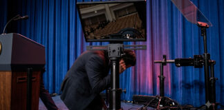 Suspenden a operador de teleprónter de Trump que ganó apostando sobre sus discursos Suspenden a operador de teleprónter de Trump que ganó apostando sobre sus discursos