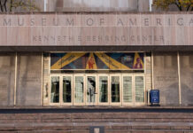 Trump coloca advertencias de “sesgo ideológico” en accesos al Smithsonian Museum Trump coloca advertencias de "sesgo ideológico" en accesos al Smithsonian Museum